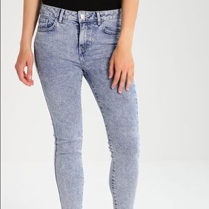 ACID WASH PETITE SKINNY JEANS